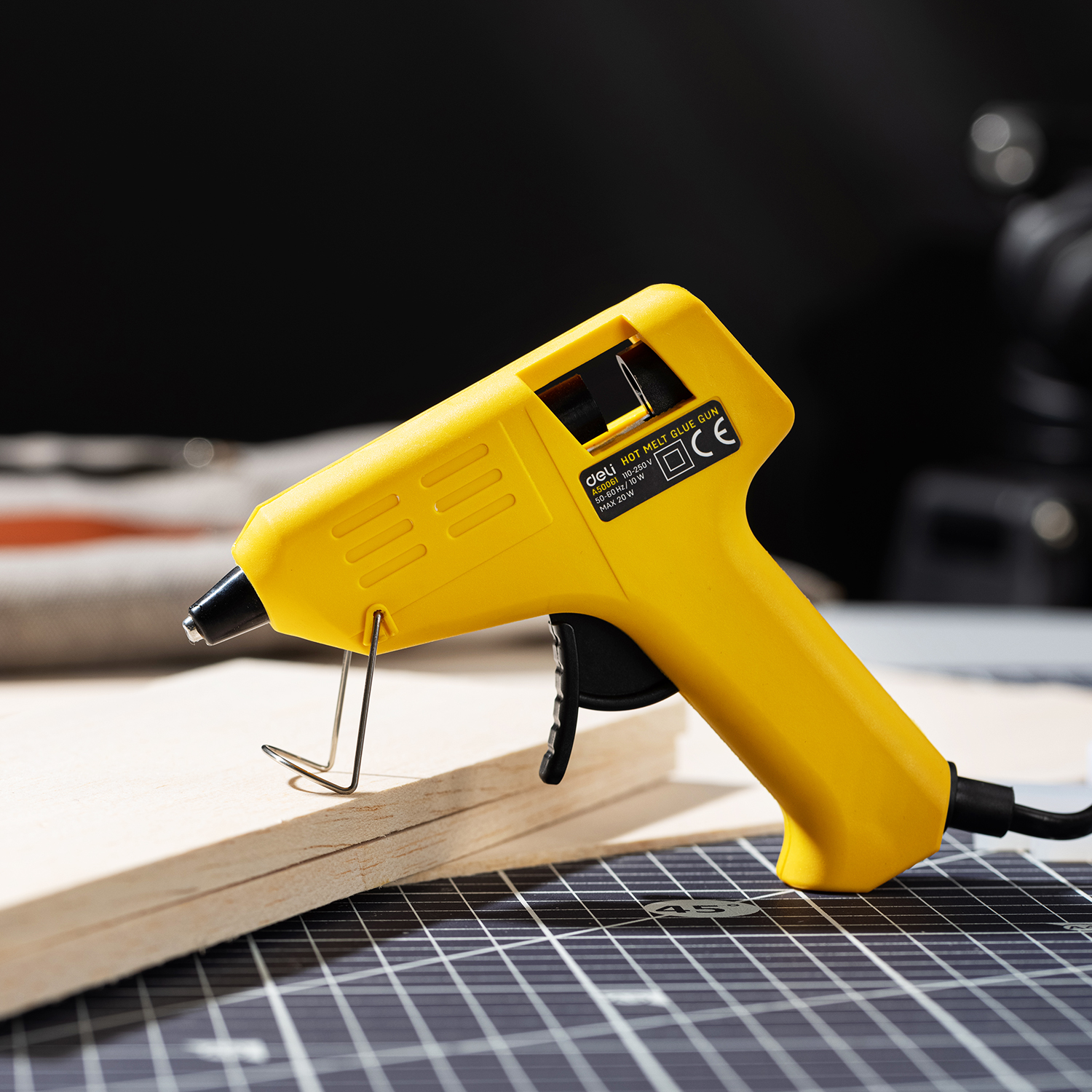 Pistol Cu Lipici Pt Kraft 20W Deli