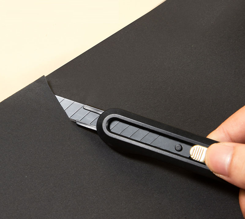 Cutter Mic Cu Sina Lama Neagra 60Grade Negru Nusign Deli
